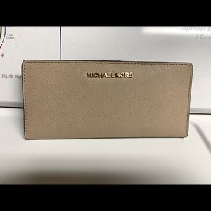 Michael Kors JetSet bifold wallet